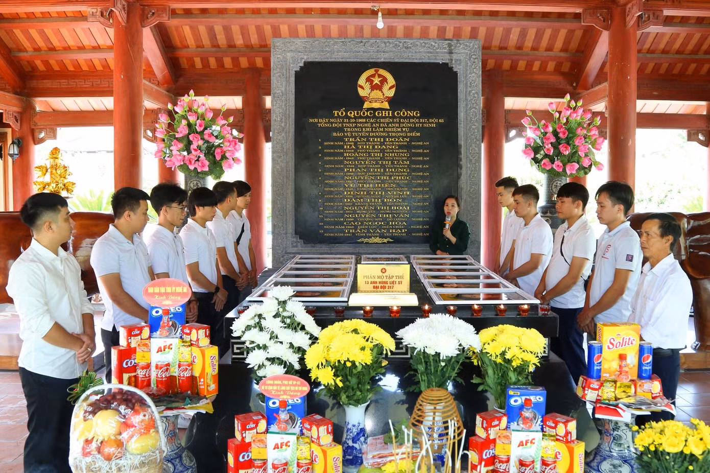 Những bức ảnh chân dung liệt sĩ được gửi tặng Ban quản lý di tích Truông Bồn