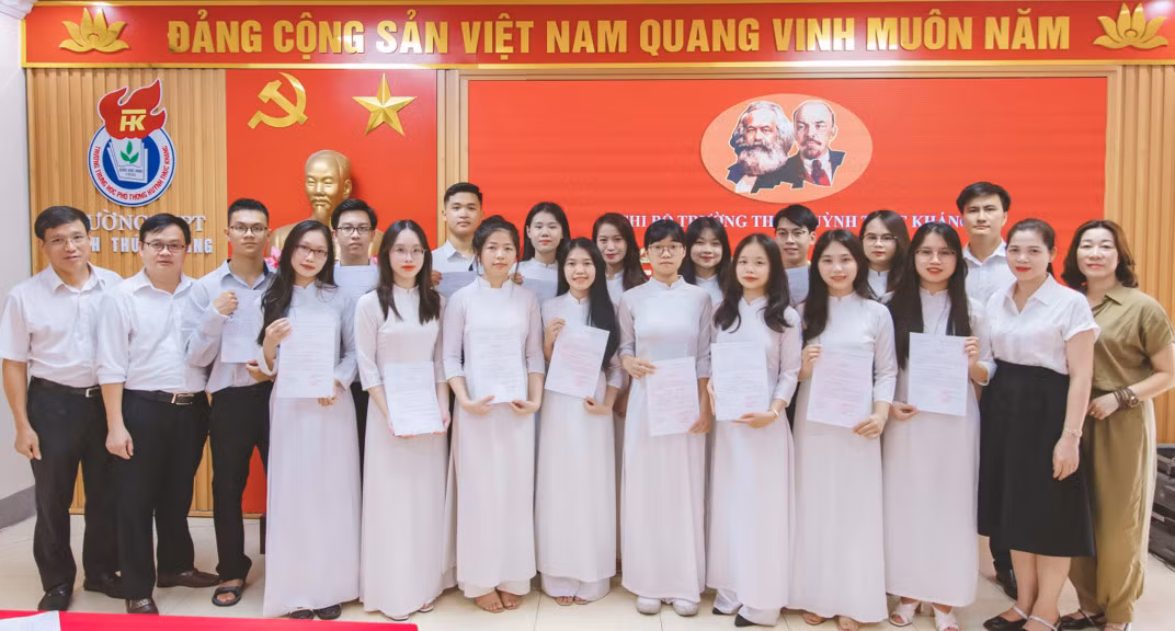 Chi bộ Trường THPT Huỳnh Thúc Kháng tổ chức kết nạp Đảng viên mới