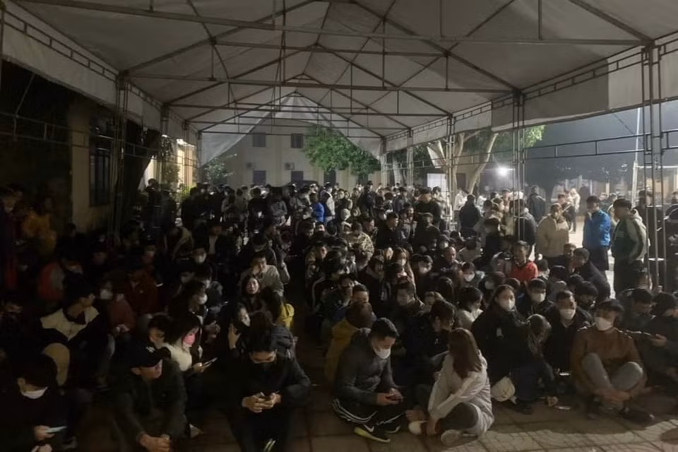 Người lao động chờ đến đêm muộn để đăng ký dự thi tiếng Hàn đợt 1.