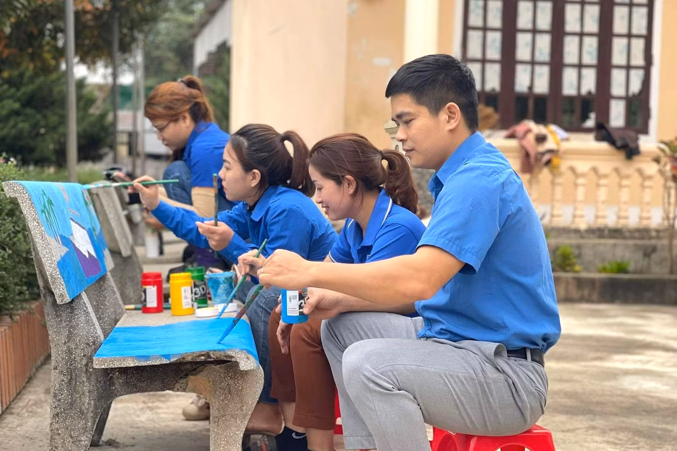 Anh Sơn cùng đoàn viên thanh niên "khoác áo mới" cho ghế đá.