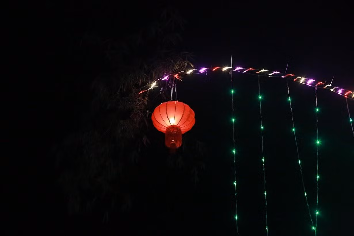 Cây nêu truyền thống được dựng bằng thân cây tre, phía trên được trang trí dây led, đèn màu, đèn lồng thêm phần rực rỡ trong đêm.