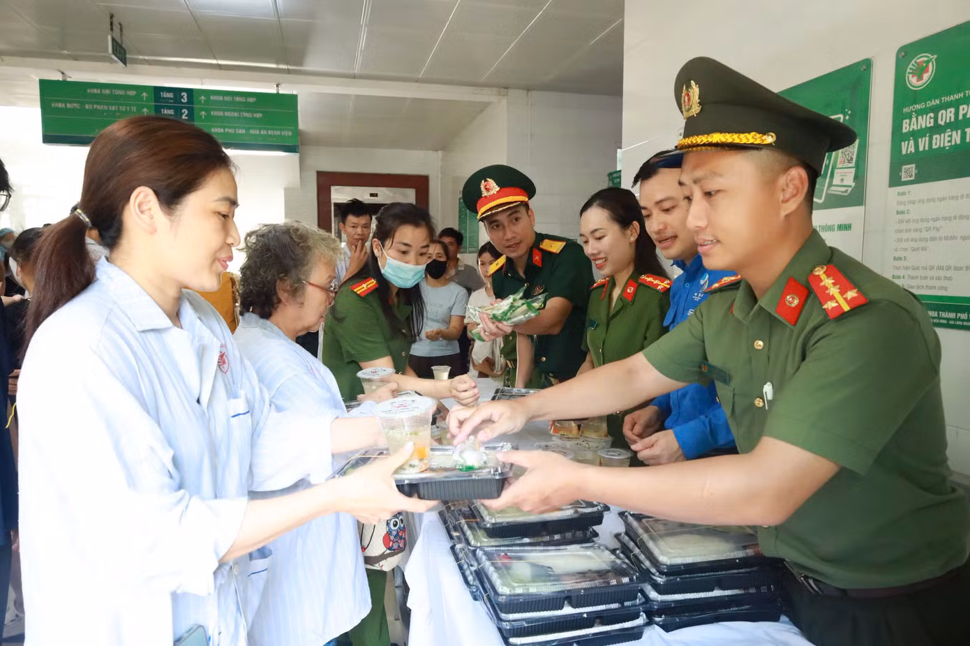 150 suất cơm được trao đến các bệnh nhân đang điều trị tại Bệnh viện Đa khoa TP Vinh