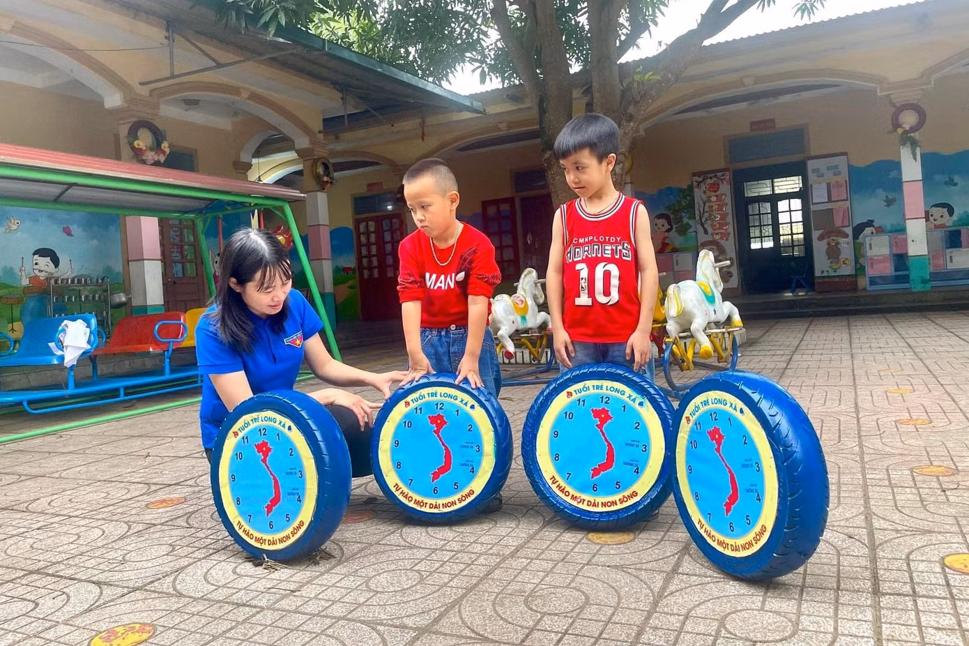 Tại Đoàn xã Long Xá, huyện Hưng Nguyên cũng triển khai mô hình “Hành trình thứ hai của lốp xe - Tự hào một dải non sông” chế tạo đồng hồ và trao tặng 20 chiếc cho trường Mầm non Long Xá.
