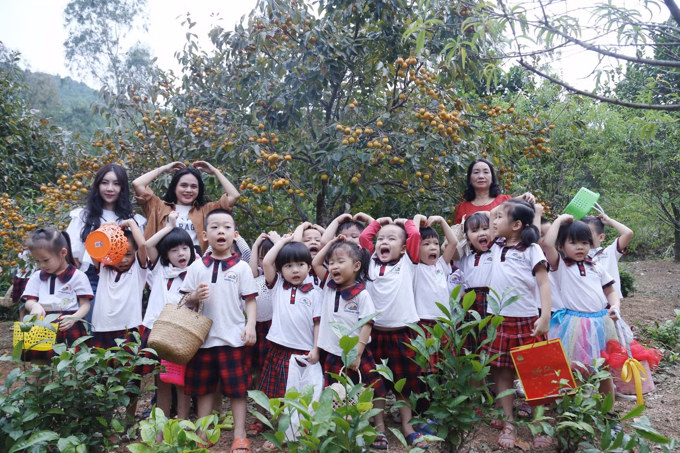 Một nhóm học sinh mầm non được nhà trường cho đi tham quan trải nghiệm tại vườn hồng.