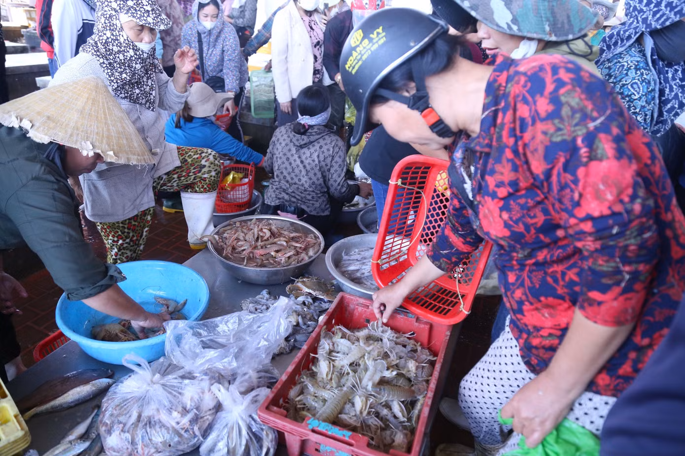 Phía trên bờ, tiểu thương cùng người dân ngã giá mua bán. Tiếng trao đổi, cười nói rôm rả vang khắp cả bến cảng.