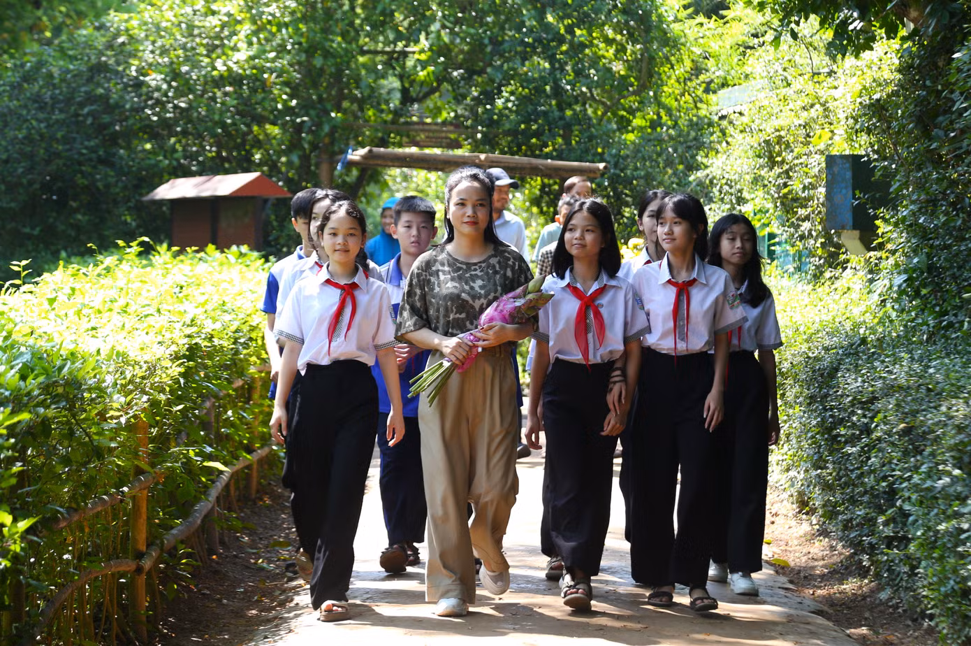Dịp này, du khách muôn phương đã về thăm nơi Chủ tịch Hồ Chí Minh cất tiếng khóc chào đời và sống 5 năm thời thơ ấu. Mọi người đều dành niềm kính yêu và thương nhớ vị Cha già dân tộc.