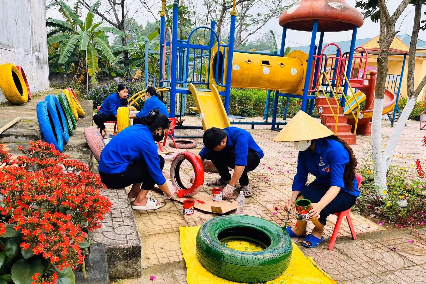 Thực hiện “Hành trình thứ hai của lốp xe”, đoàn viên thanh niên huyện Thanh Chương triển khai công trình sân chơi thể thao ngoài trời từ những vật liệu tái chế. Tận dụng những lốp xe cũ, bằng đôi tay khéo léo, các bạn trẻ đã sáng tạo nên những đồ vật trang trí và nhiều dụng cụ, đồ chơi phong phú khác, hình thành nên điểm vui chơi tại khuôn viên trường mầm non dành cho các em thiếu nhi.