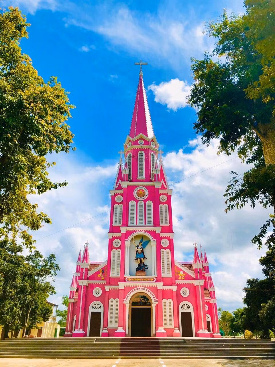 Trước khi khoác lên mình tông màu rực rỡ này, nhà thờ giáo xứ Nghĩa Thành được sơn màu vàng nhạt quen thuộc.