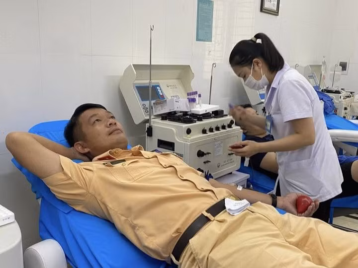 Đại úy Trần Anh Tuấn - Bí thư Chi đoàn Phòng Cảnh sát giao thông hiến máu cứu bệnh nhân nguy kịch
