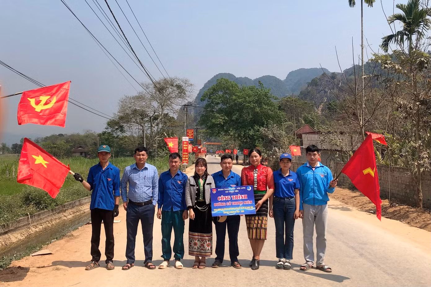 Trao tặng công trình đường cờ thanh niên