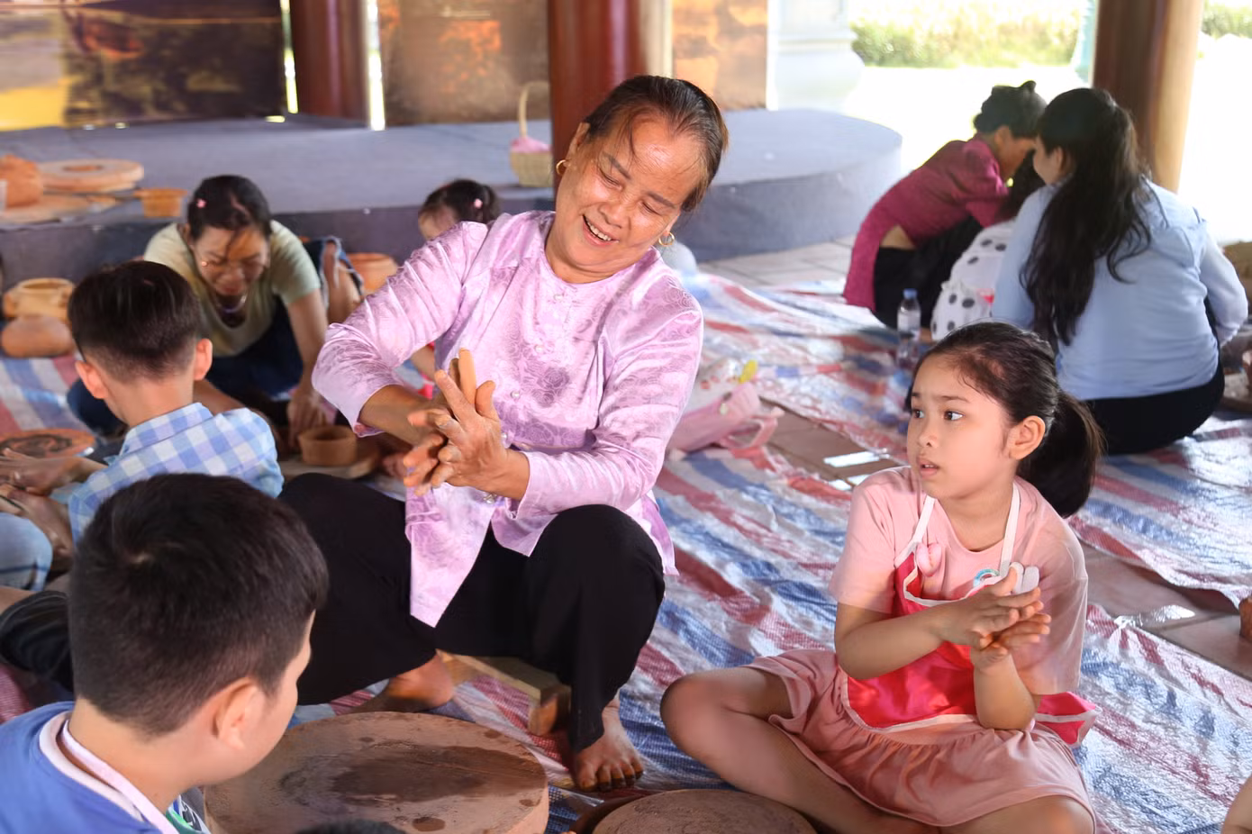 Hơn 40 năm làm nghề, nghệ nhân Nguyễn Thị Lý (làng gốm Trù Sơn) cho biết, để làm ra một sản phẩm gốm, khâu chọn đất rất quan trọng. Đất được tuyển chọn ở xã Nghi Văn (huyện Nghi Lộc, Nghệ An), xén nhỏ rồi nhồi nhuyễn. Khi đạt yêu cầu, người thợ cho lên bàn xoay để tạo hình sản phẩm. “Các công đoạn đều làm bằng tay thủ công. Trong đó, khâu tạo hình đòi hỏi sự tỉ mỉ. Các sản phẩm của làng Trù Sơn đa dạng, phong phú với hơn 30 loại như nồi, chảo, siêu sắc thuốc…”, nghệ nhân Nguyễn Thị Lý chia sẻ.
