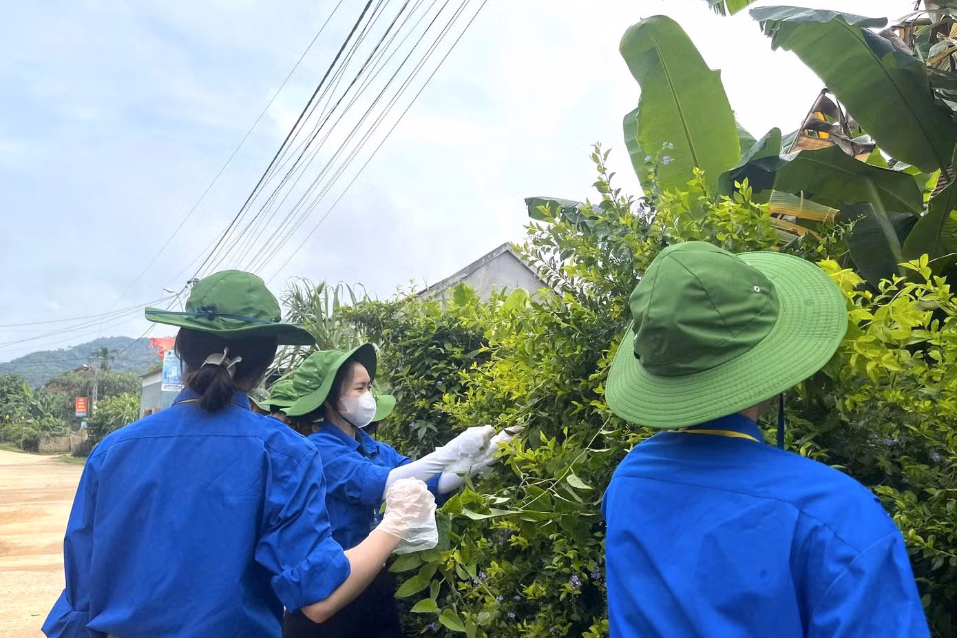 Ngày Chủ nhật xanh cùng đoàn thanh niên xã ra quân dọn dẹp, cắt tỉa hàng cây dọc trục đường chính của bản, tạo cảnh quan xanh - sạch - đẹp.