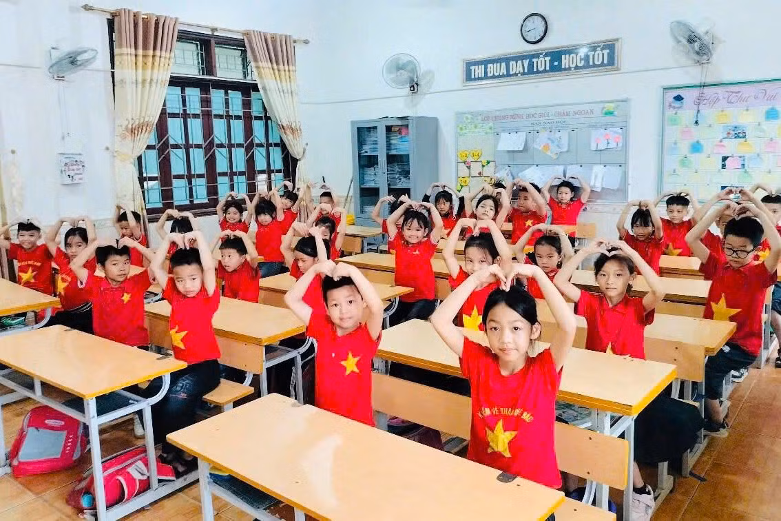 50 năm trước, trong màu áo xanh bạc màu nắng gió, thế hệ cha anh đã đi qua khói lửa chiến tranh, viết nên khúc tráng ca thống nhất dưới ngọn cờ độc lập. 50 năm sau, trong màu áo đỏ rực rỡ sân trường, tuổi trẻ chúng ta tự hào tiếp nối trang sử ấy, thắp lên ngọn lửa yêu nước, niềm tự hào dân tộc bất diệt.