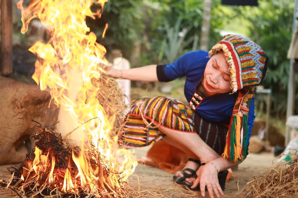 Đốt rơm lấy tro làm bánh chưng