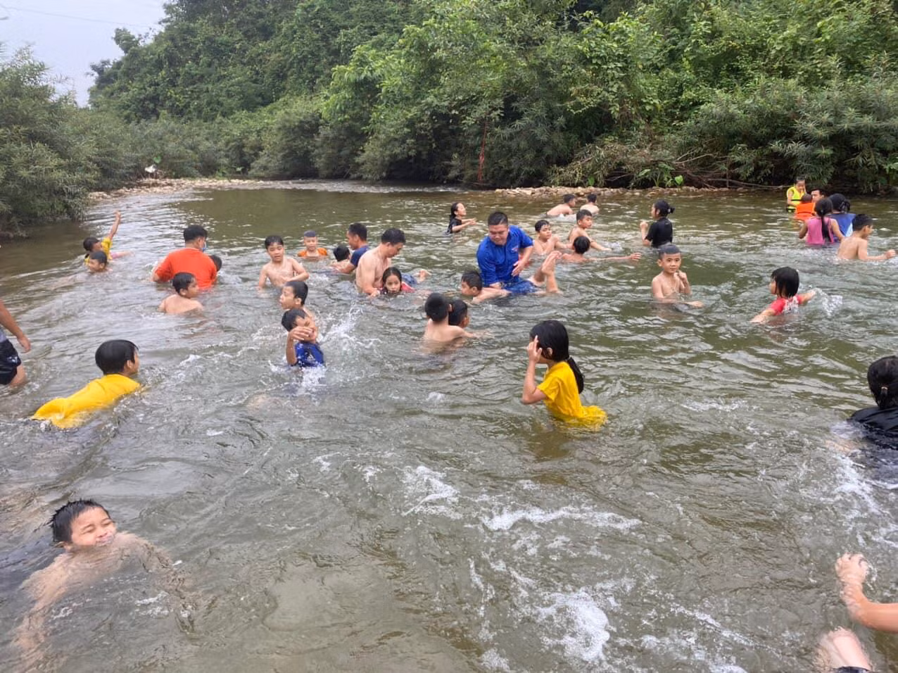 Vào khoảng 16 - 18 giờ chiều thứ 3 và thứ 6 hàng tuần, ở khúc suối này luôn rộn vang tiếng cười của thầy và trò.