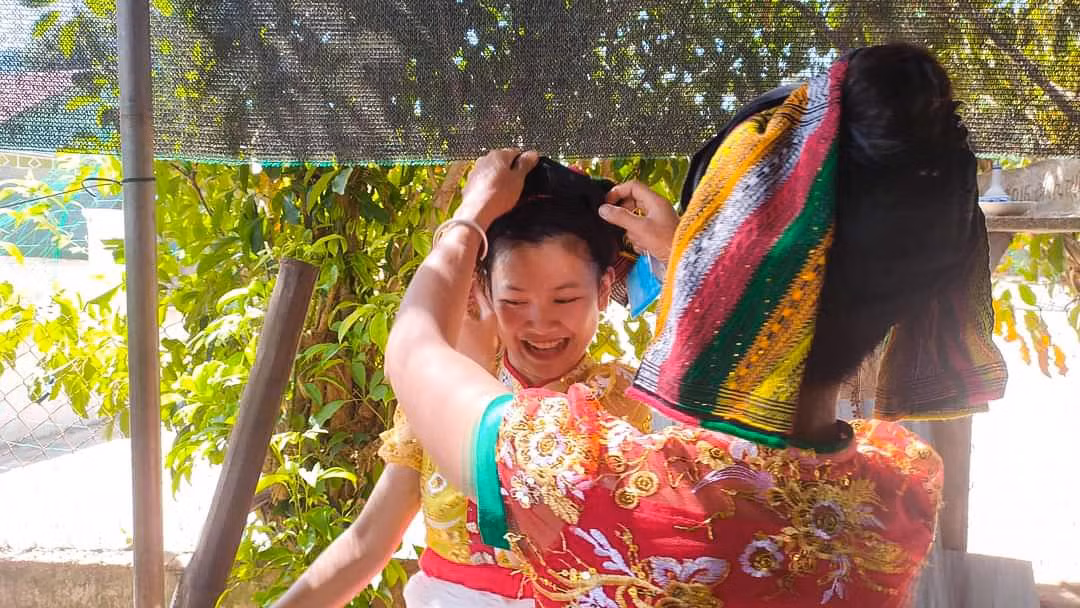 Với đồng bào dân tộc Thái, chiếc khăn Piêu không chỉ gắn bó với cuộc sống thường ngày, bình dị của người dân mà còn là “vật tín”, minh chứng đặc biệt cho tình yêu đôi lứa. Vào những dịp lễ hội, khi cô gái tung còn, chàng trai nào bắt được phải đền cho cô một hoặc hai đôi vòng bạc. Còn khi chàng trai ném còn mà cô gái không bắt được phải đem khăn Piêu ra tặng. Chiếc khăn khi ấy trở thành cái cớ để họ hẹn ước, rồi yêu nhau. Nếu cô gái không yêu chàng trai thì có thể đem vật khác đến xin lại chiếc khăn của mình.