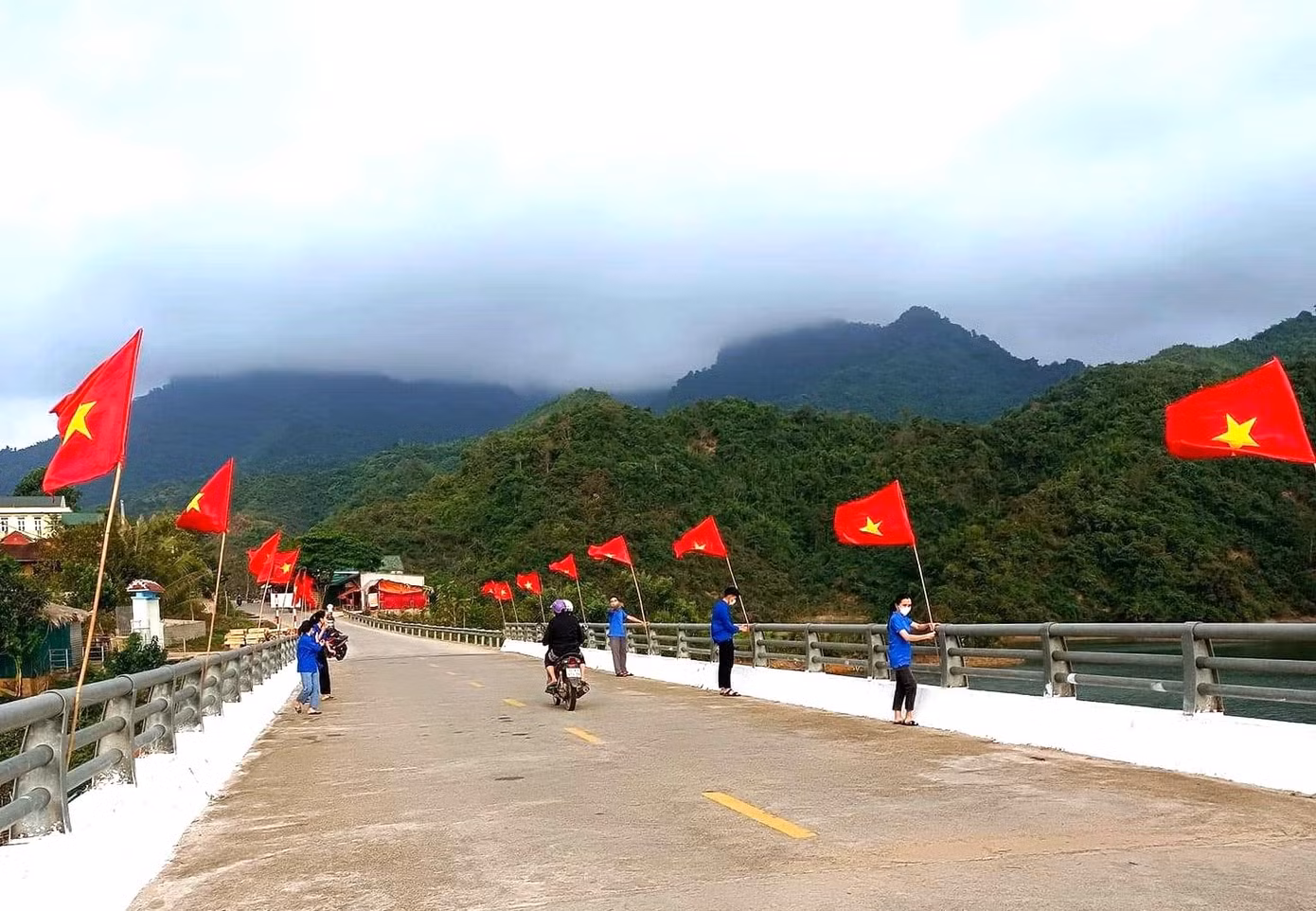 Những con đường rợp lá cờ đỏ sao vàng Tổ quốc tung bay phấp phới