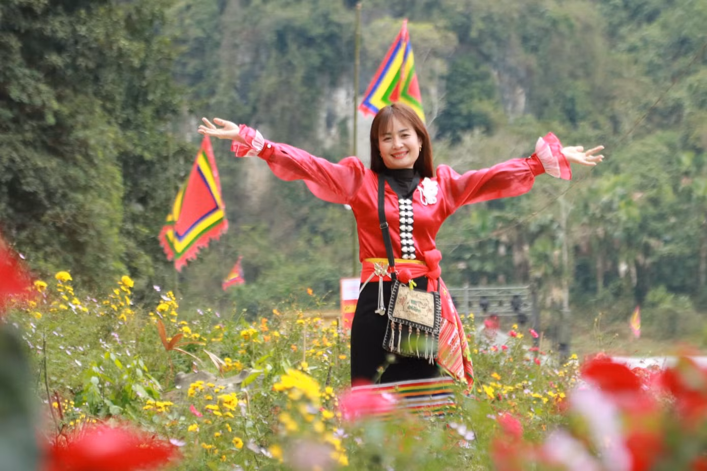 Để thu hút người dân và du khách thập phương về tham quan, chính quyền địa phương đặc biệt quan tâm tạo cảnh quan, trồng hoa trước khu vực hang Bua, tạo thành điểm check-in.