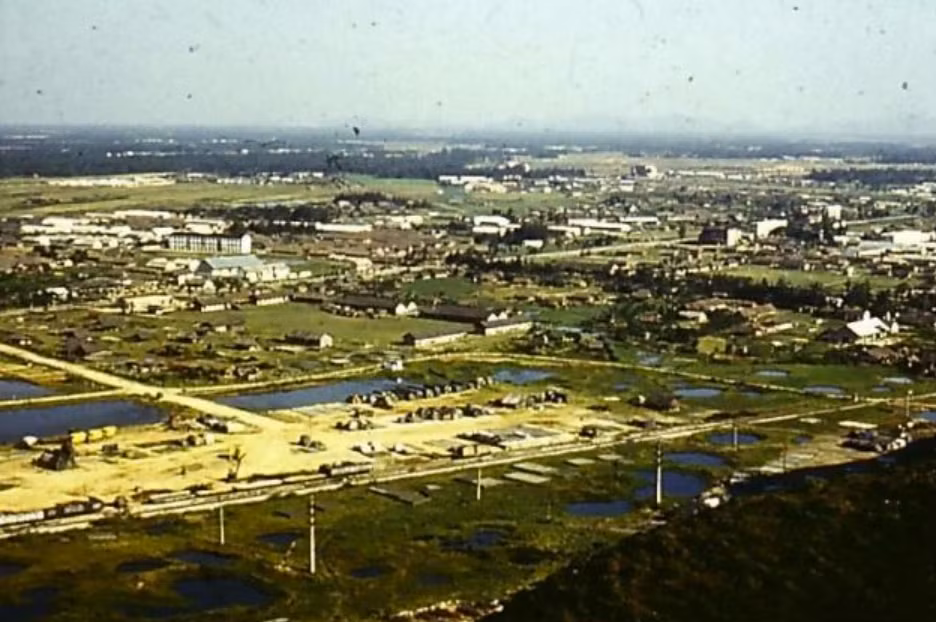 Năm 1973, khi Vinh bước ra khỏi cuộc chiến tranh, thành phố bị tàn phá nặng nề, chỉ còn là những bãi hố bom bất tận, hoang tàn và đổ nát. Thế nhưng, với sự giúp đỡ của Nhà nước và Nhân dân Cộng hòa Dân chủ Đức, thành phố đã được xây dựng lại. Không chỉ giúp đỡ quy hoạch lại tổng thể, toàn diện thành phố Vinh, các bạn Đức còn giúp đỡ xây dựng mới, nâng cấp, tu bổ gần 30 công trình, dự án quan trọng ở Vinh và Nghệ An. Ngày 1/5/1974, công trình xây dựng khu Quang Trung chính thức được khởi công, đánh dấu sự khởi đầu quá trình tái thiết thành phố Vinh sau chiến tranh.