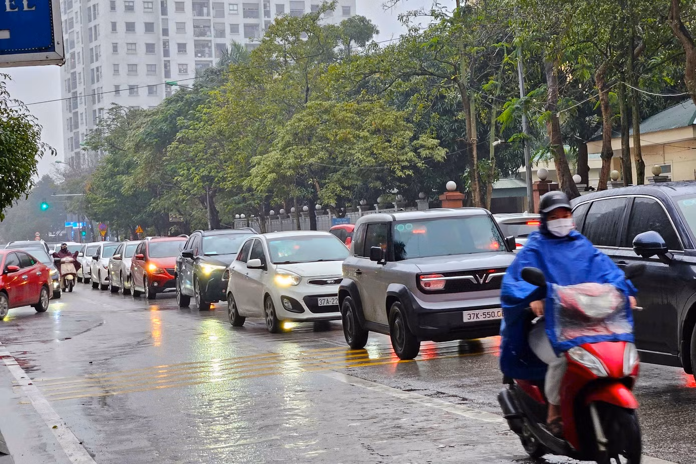 Ghi nhận chiều 18/2, thời tiết mưa rét khiến đường phố ở TP. Vinh (Nghệ An) trong tình trạng ùn tắc nghiêm trọng, đặc biệt vào giờ cao điểm. Trong ảnh: Các phương tiện di chuyển khó khăn trên đường Duy Tân.