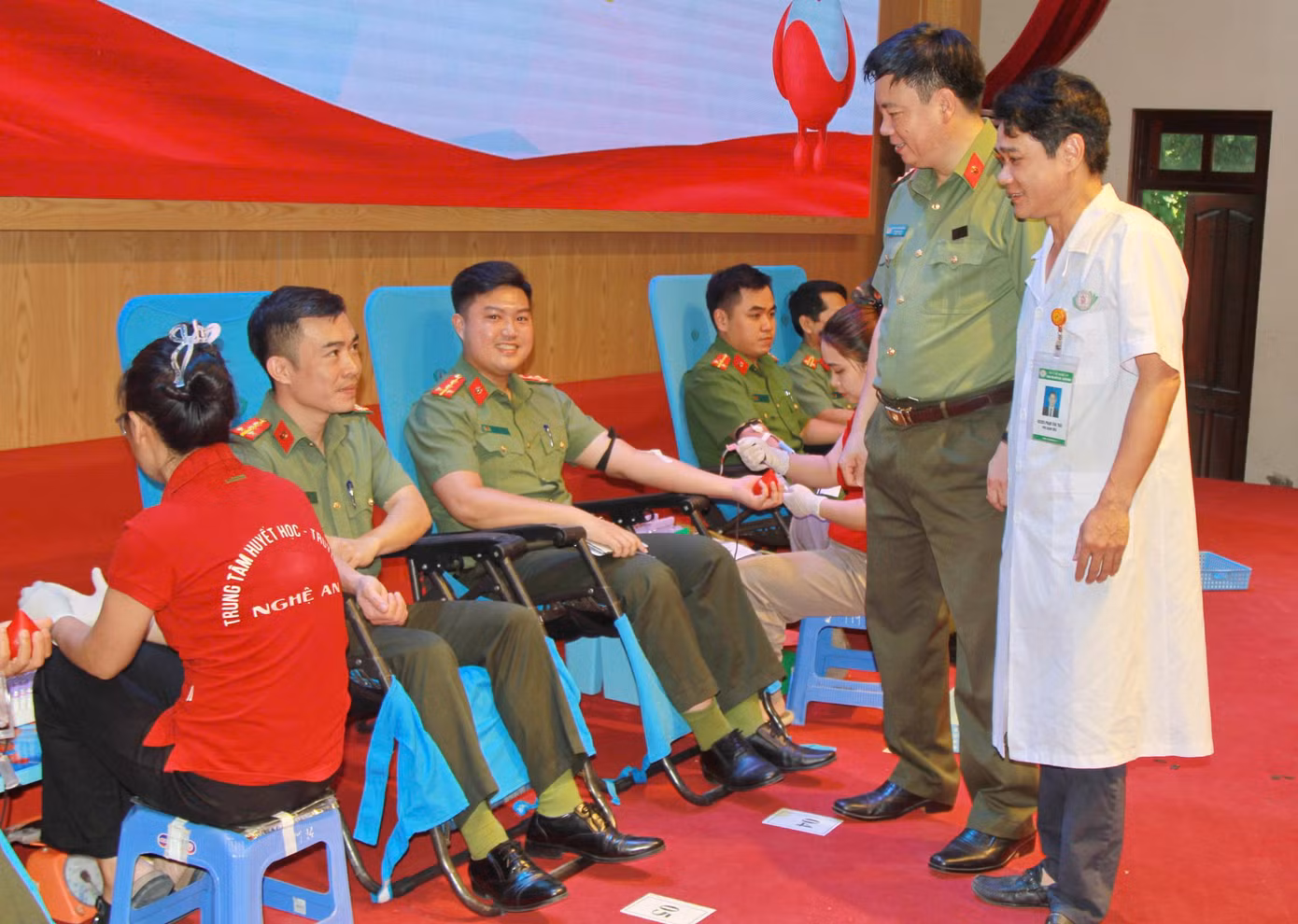 Chương trình hiến máu tình nguyện của công an tỉnh Nghệ An nòng cốt là sự xung kích của lực lượng đoàn viên, thanh niên được tổ chức thường niên, có ý nghĩa thiết thực, thể hiện nghĩa cử cao đẹp, tô thắm thêm hình ảnh người chiến sĩ Công an nhân dân “Vì nước quên thân, vì nhân dân phục vụ”. Chương trình hiến máu tình nguyện của công an tỉnh Nghệ An nòng cốt là sự xung kích của lực lượng đoàn viên, thanh niên được tổ chức thường niên, có ý nghĩa thiết thực, thể hiện nghĩa cử cao đẹp, tô thắm thêm hình ảnh người chiến sĩ Công an nhân dân “Vì nước quên thân, vì nhân dân phục vụ”.