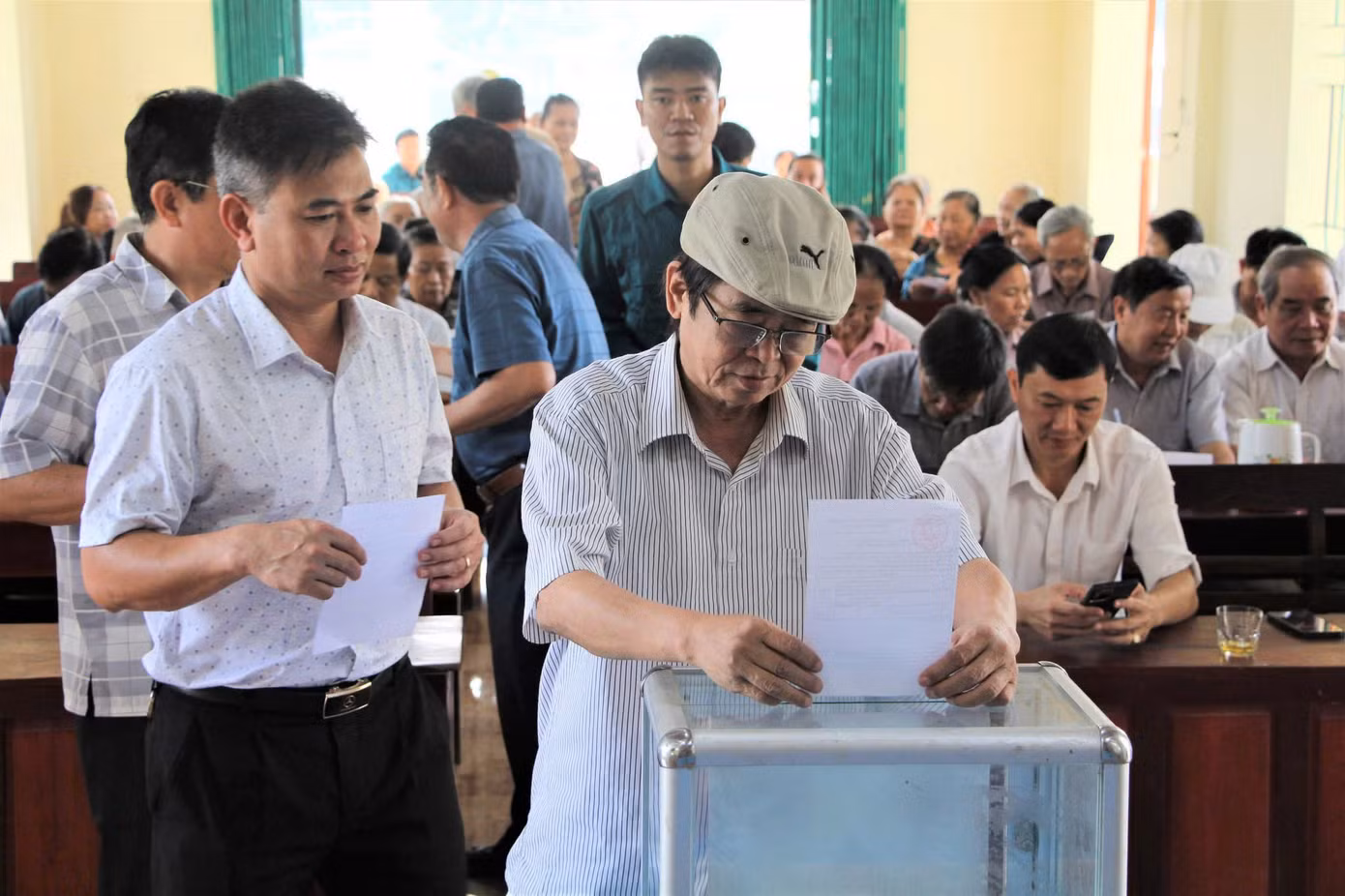 Người dân Nghệ An bỏ phiếu lấy ý kiến cử tri về tên đơn vị xã mới.