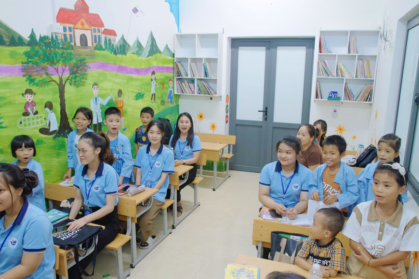 19 giờ, căn phòng nhỏ chừng 20m2 được sửa lại từ phòng làm việc tại Trung tâm Huyết học truyền máu tỉnh Nghệ An đông vui và rộn rã hơn. Học sinh đến lớp với những chiếc áo bệnh nhân hay băng gạc che vết kim tiêm,…