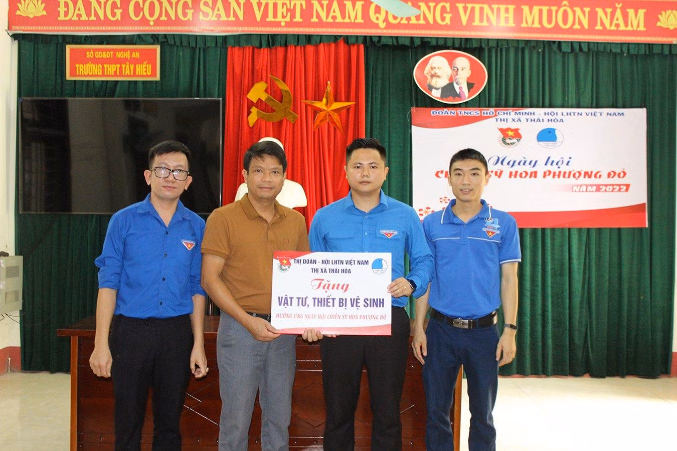 Tổ chức trao tặng vật tư, thiết bị vệ sinh cho trường THPT Tây Hiếu, thị xã Thái Hòa