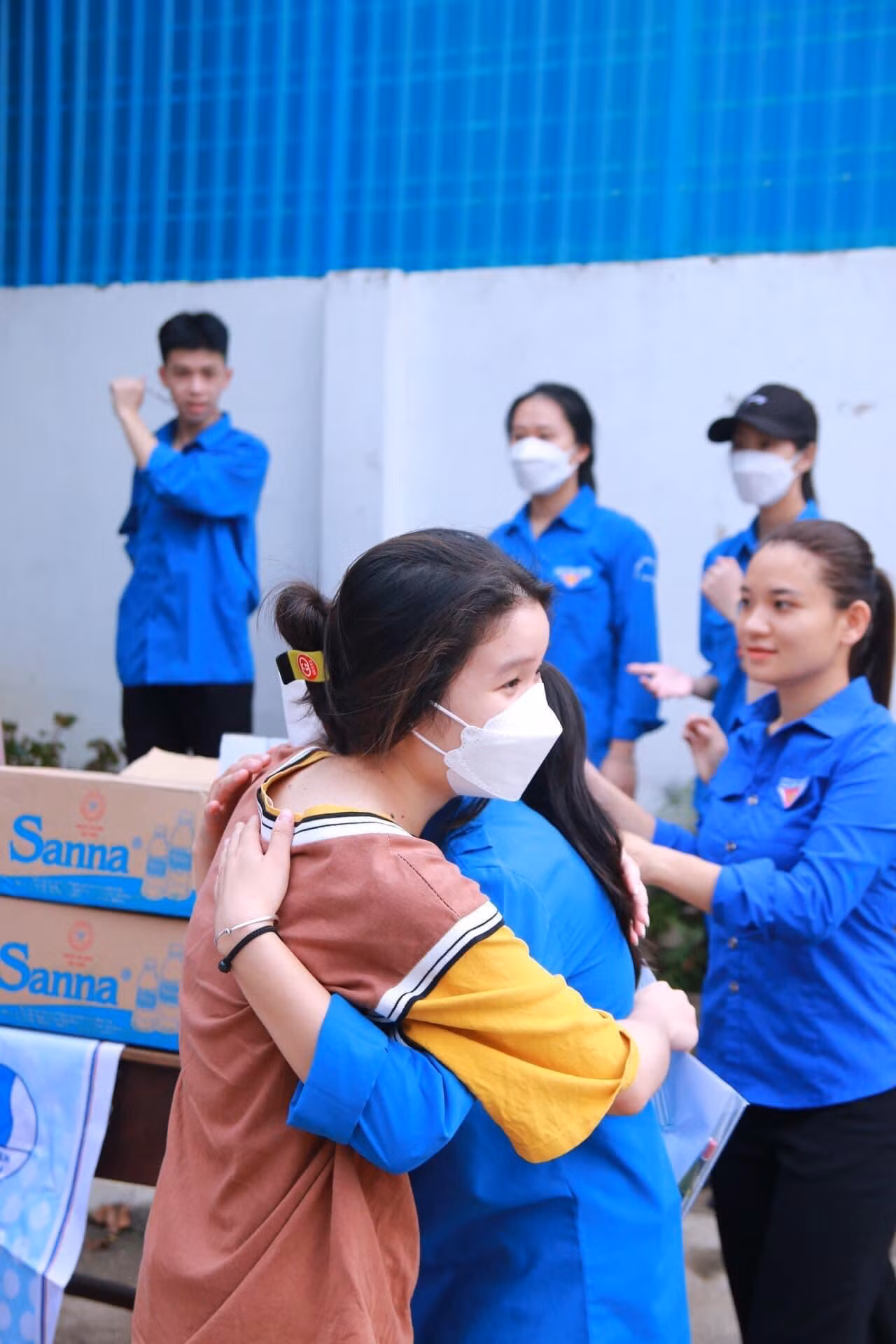 Những cái ôm động viên các sĩ tử