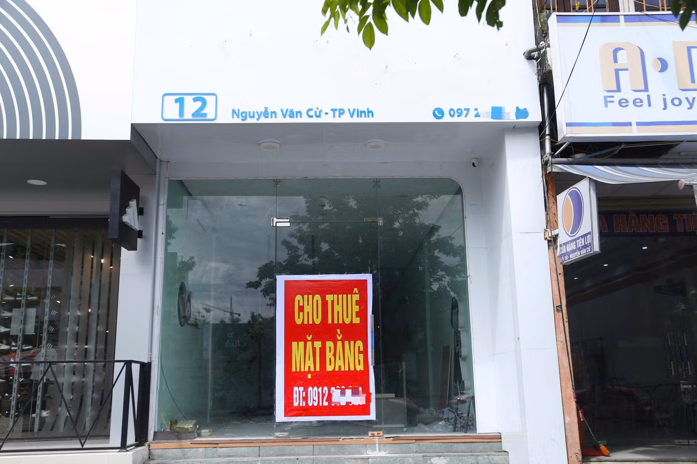 Tuyến đường Nguyễn Văn Cừ (phường Trường Vinh) là phố kinh doanh sầm uất, tuy nhiên đây cũng là tuyến đường có nhiều cửa hàng đóng cửa nhất hiện nay. Giá thuê mặt bằng kinh doanh ở đây dao động từ 10 - 50 triệu đồng/tháng, tùy vào vị trí và diện tích. Đây là mức giá mà người thuê rất khó tiếp cận trong thời buổi kinh doanh khó khăn hiện nay.