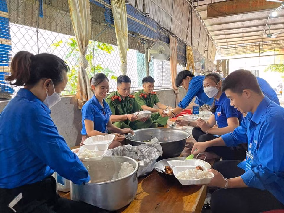 ĐVTN Huyện Đoàn Tương Dương chuẩn bị những suất cơm nóng hổi dành cho các sĩ tử