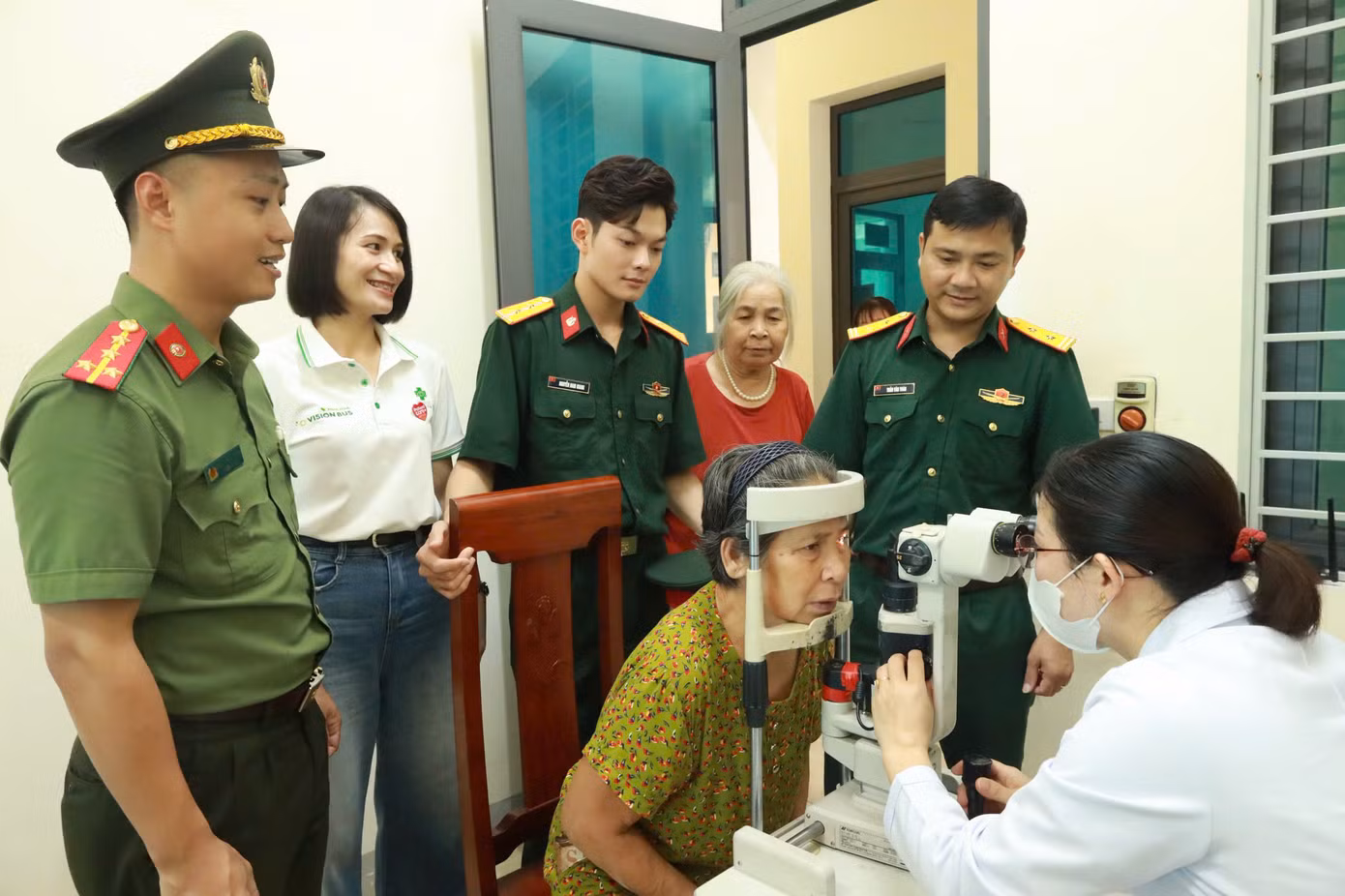 Khám, phát thuốc tư vấn sức khoẻ miễn phí cho người dân.