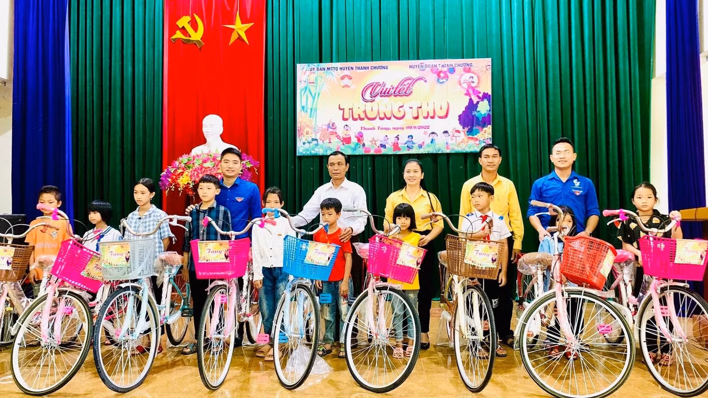 Cũng trong dịp này, BTV Huyện đoàn Thanh Chương phối hợp với UBMTTQ huyện Thanh Chương trao tặng 30 xe đạp cho 30 em thiếu nhi tôn giáo, thiếu nhi dân tộc thiểu số tại xã Thanh Tùng, Thanh Sơn và Thanh Hương.