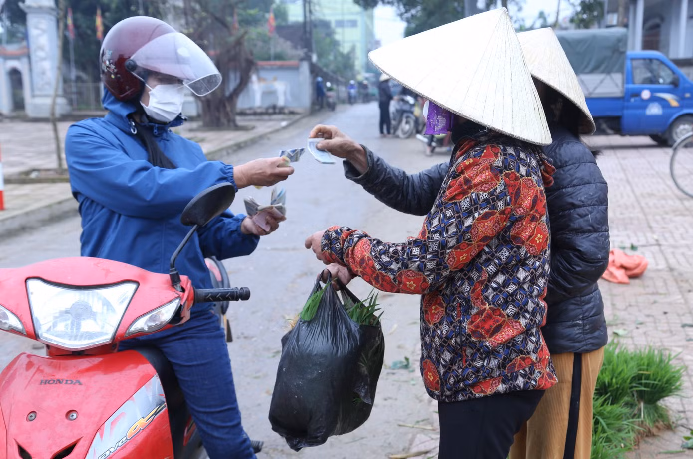 Người mua vài ba bó, có người mua cả bì mới đủ để dặm ruộng. Ngay khi hoàn tất việc mua bán, lúa sẽ nhanh chóng được đưa ra ruộng để dặm kịp trong buổi.