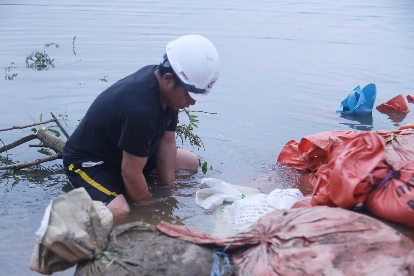 Dù đã cơ bản khắc phục được sự cố vỡ đê, tuy nhiên, trước diễn biến thời tiết thất thường, nước từ thượng nguồn đổ về lớn nguy cơ tái vỡ đê vẫn còn hiện hữu.