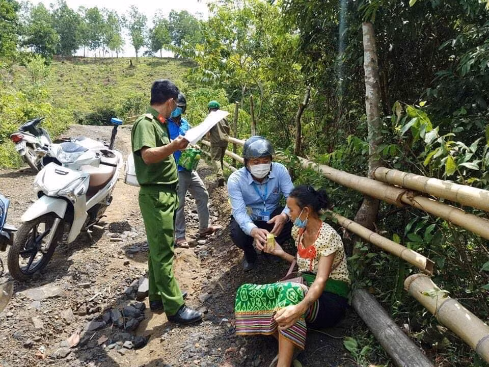 Tổ công tác tuyên truyền Chỉ thị 15 xã Quang Phong đã cứu thành công sản phụ ngất lịm bên vệ đường.