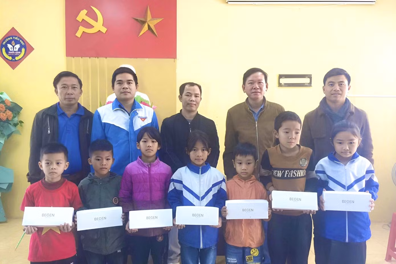 Trao tặng nhiều phần quà cho các học sinh có hoàn cảnh đặc biệt khó khăn.