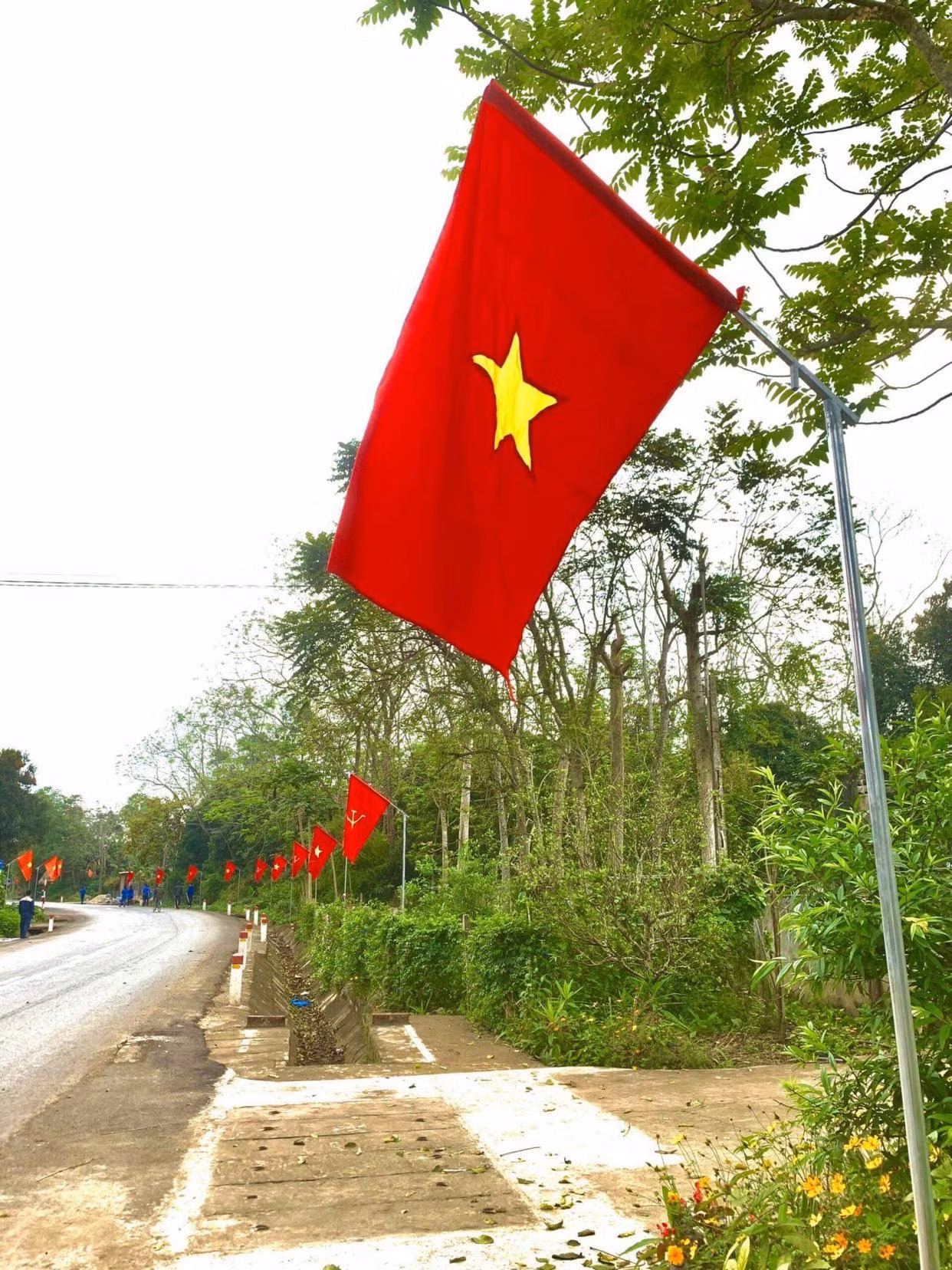 Công trình “Đường cờ thanh niên” chính là cách làm khẳng định sự đóng góp cụ thể, thiết thực, ý nghĩa nhất của cán bộ, đoàn viên thanh niên, các nhà hảo tâm và nhân dân xã nhà trong quá trình tham gia chương trình xây dựng nông thôn mới, thể hiện tinh thần xung kích, sáng tạo của tuổi trẻ.