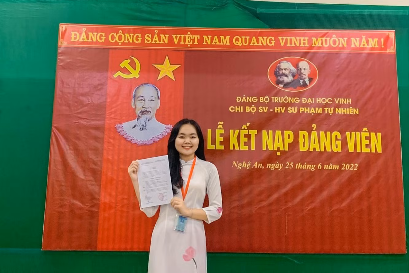 Phương Hà tại lễ kết nạp Đảng viên Phương Hà tại lễ kết nạp Đảng viên