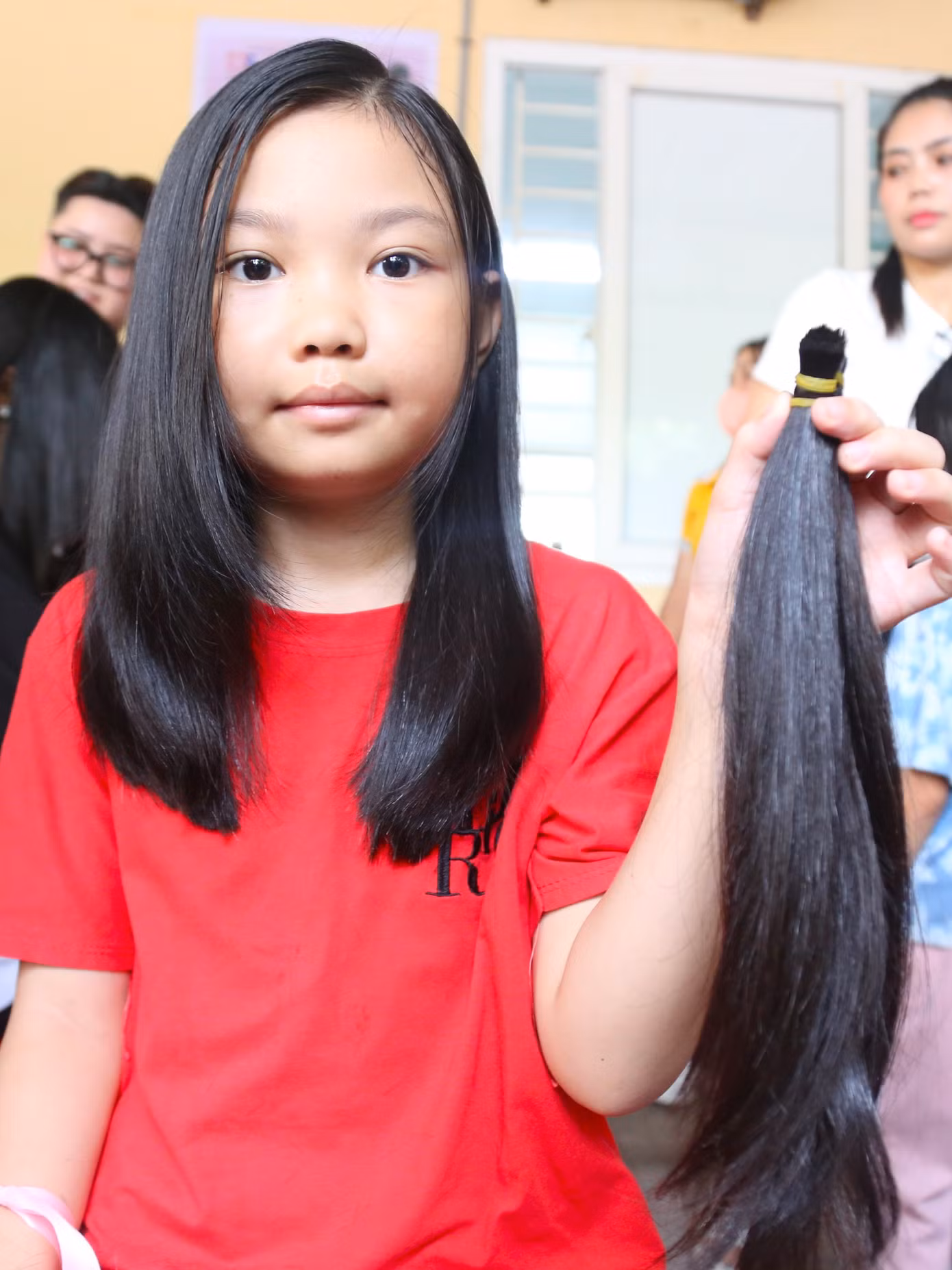 Mái tóc dài sau nhiều năm nuôi dưỡng, chăm sóc được em Hồ Hà Phương (9 tuổi, trú phường Lê Lợi, TP Vinh) hiến để kết mái tóc mới tặng các bệnh nhân ung thư.