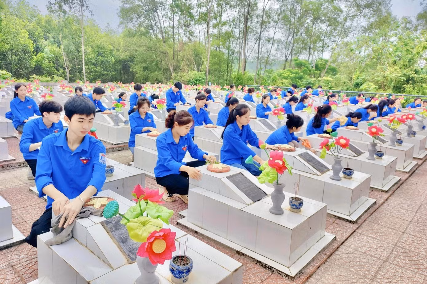 Phát huy truyền thống đạo lý “Đền ơn đáp nghĩa”, “Uống nước nhớ nguồn”, các cơ sở Đoàn trên địa bàn tỉnh Nghệ An đã tổ chức nhiều hoạt động về nguồn, tri ân tới các gia đình thương binh, liệt sĩ, người có công với cách mạng.
