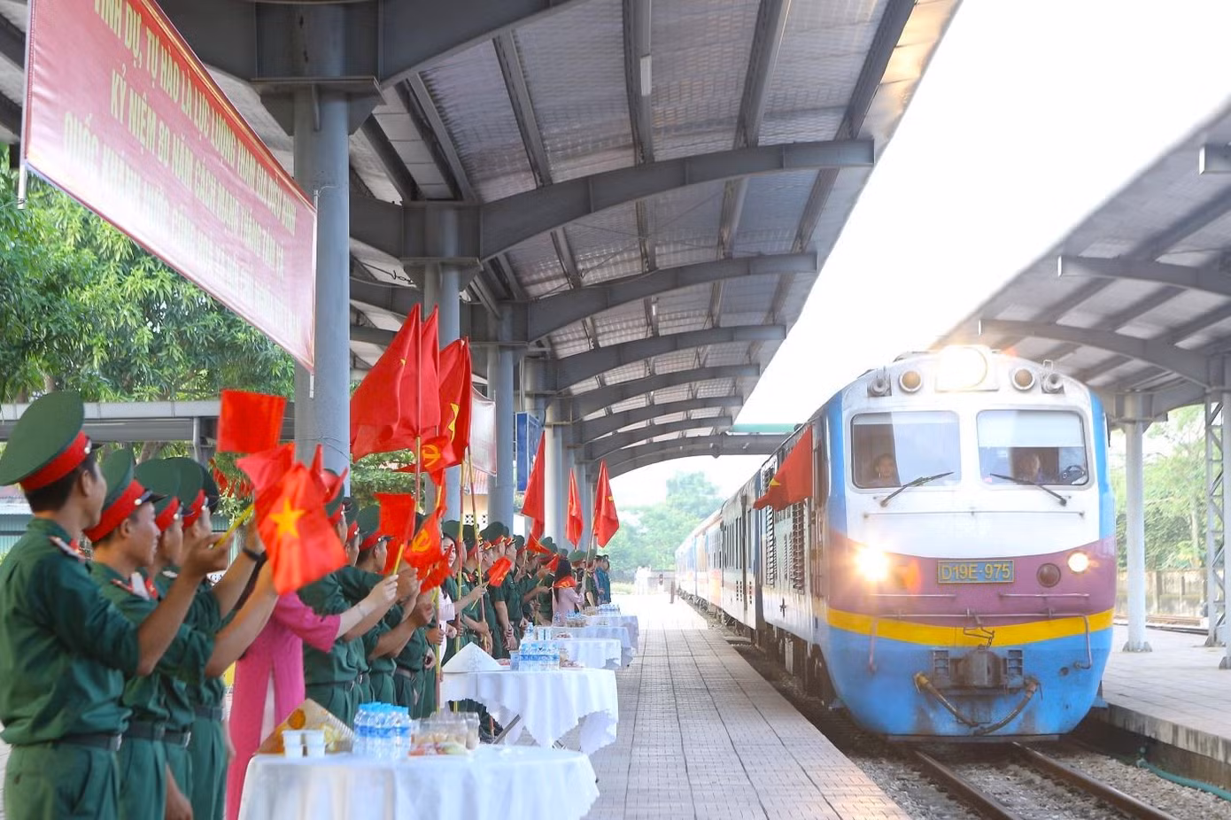 Lực lượng cán bộ, chiến sĩ Quân khu 7 tham gia diễu binh, diễu hành chào mừng kỷ niệm 80 năm Cách mạng tháng Tám và Quốc khánh nước Cộng hòa xã hội chủ nghĩa Việt Nam đến ga Vinh sáng 6/6.