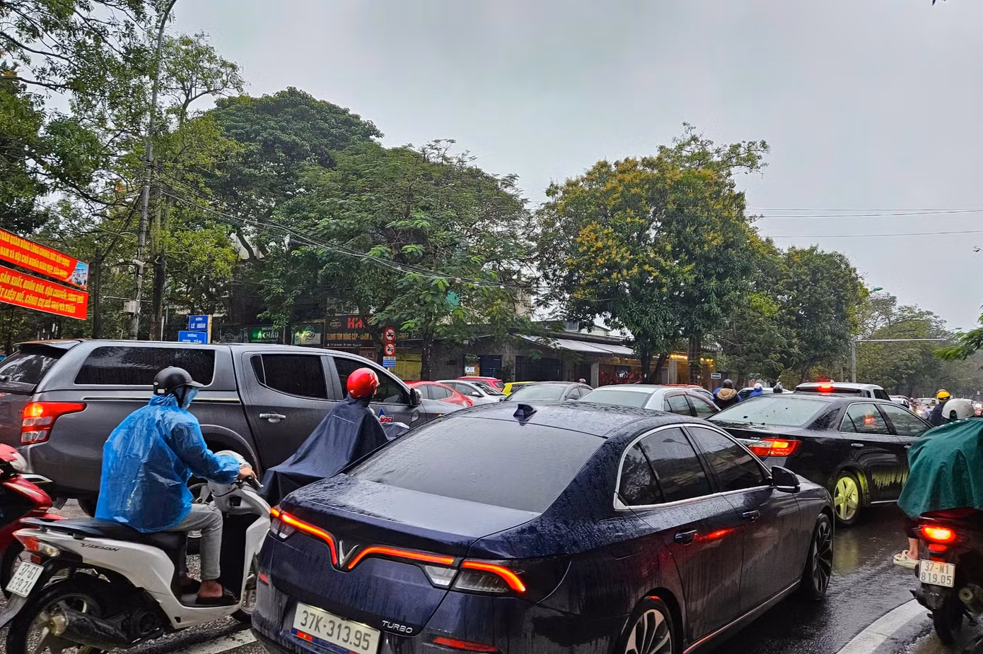 Ngã tư Duy Tân giao Lê Hoàn tắc nghẽn.