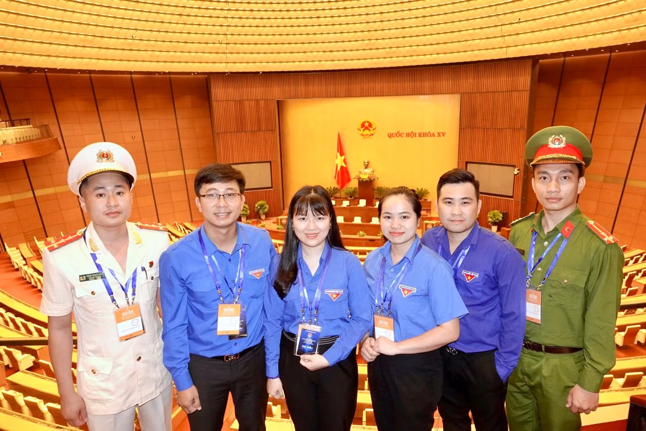Đại úy Phạm Thanh Nam (ngoài cùng bên trái) tại lễ trao giải thưởng Lý Tự Trọng cấp T.Ư năm 2023. Ảnh: NVCC