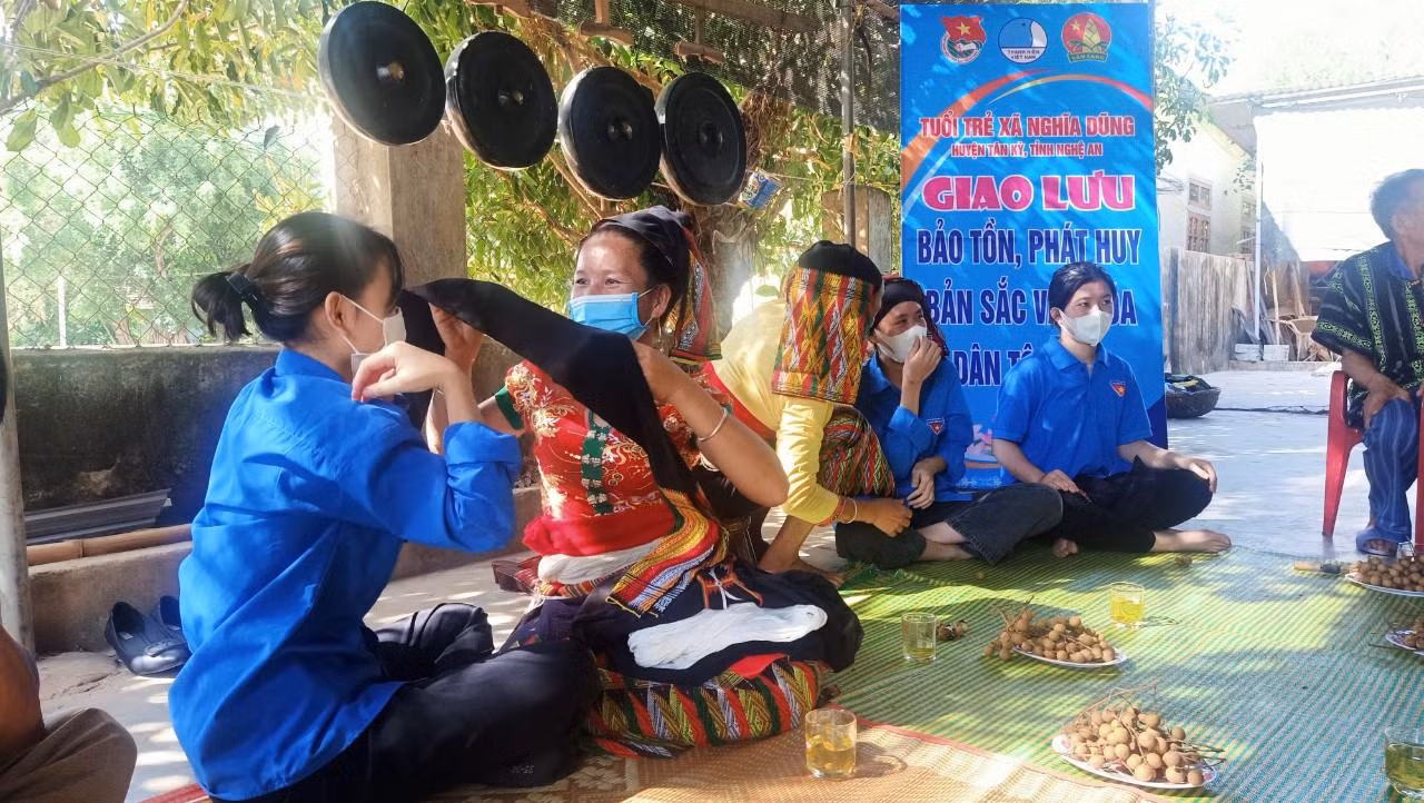 Chia sẻ về cách chít khăn, Hoài cho biết, khi đội khăn lên đầu thường gấp đôi khăn theo chiều dọc, sau đó chia đều làm sao cho phần khăn không xuống quá nửa trán, lấy hai tà vấn theo vòng đầu để có một tà dài hơn tà kia. “Lần đầu trải nghiệm văn hoá chít khăn của đồng bào dân tộc Thái nên còn nhiều bỡ ngỡ. Phải đến lần thứ ba mình mới chít khăn được như người Thái”, Hoài nói.