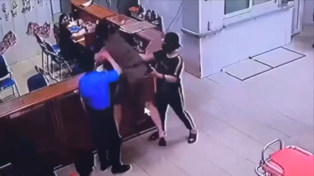 Hình ảnh người đàn ông hành hung nhân viên y tế