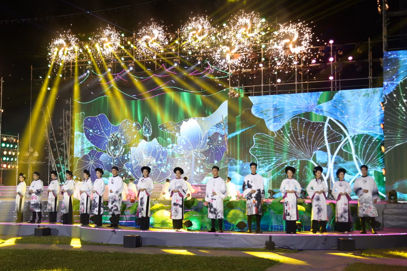 Điểm nhấn của chương trình là phần trình diễn bộ sưu tập áo dài sen, lấy cảm hứng từ hình tượng hoa sen.