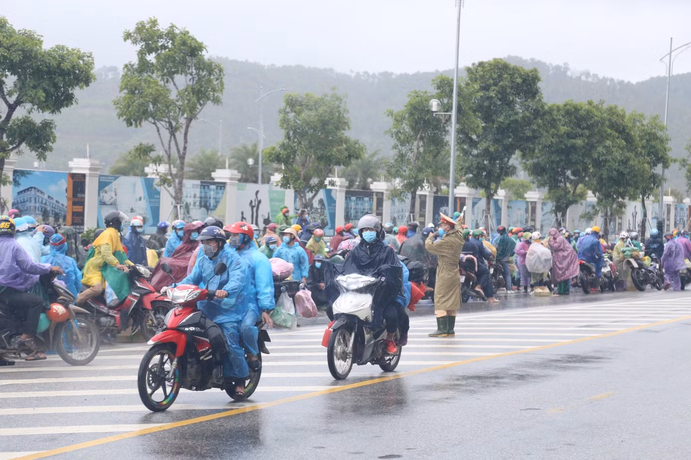 Lực lượng công an căng mình làm nhiệm vụ đảm bảo trật tự, phân luồng giao thông.
