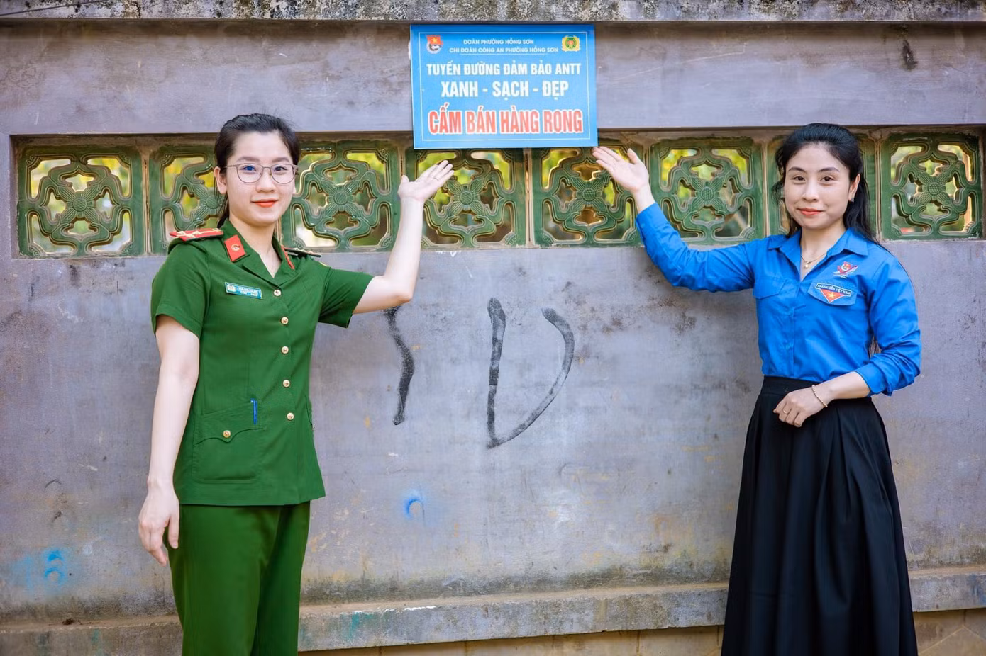 Chi đoàn Công an phường Hồng Sơn ra mắt mô hình Tuyến đường ANTT - Xanh - Sạch - Đẹp” tại đường Nguyễn Công Trứ thuộc khối 1, phường Hồng Sơn, TP Vinh.