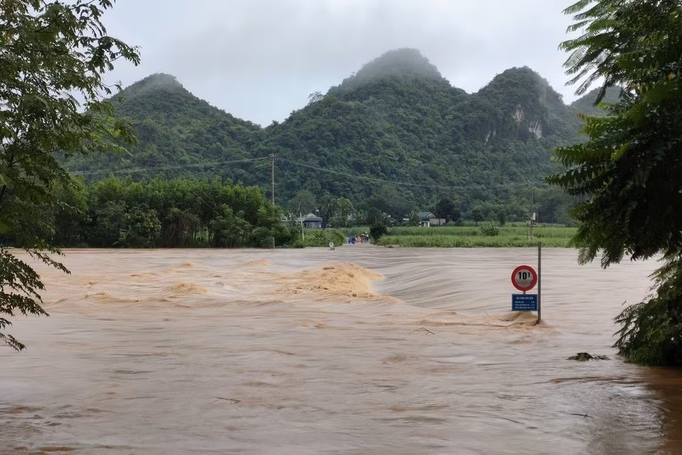 Báo cáo nhanh của Phòng nông nghiệp huyện Quỳ Hợp (Nghệ An), tính đến chiều 27/9, toàn huyện hiện có 685 hộ dân bị cô lập vì cầu tràn ở xóm Duộc, xã Liên Hợp bị ngập nước khiến 3 khu dân cư ở xóm Duộc và xóm Quắn bị chia cắt. Cầu tràn ở bản Hợp Tiến, xã Châu Tiến bị ngập nước dẫn đến bản Hợp Tiến bị chia cắt; cầu tạm phục vụ thi công bị sập nên các bản Thắm, bản Xiết, bản Bồn, xã Châu Lý bị chia cắt. Hơn 185 hộ dân bị ngập nước. Có hơn 120 ha rau, 250 ha mía bị ngập úng, 70 ha ao hồ bị nước tràn qua bờ,...